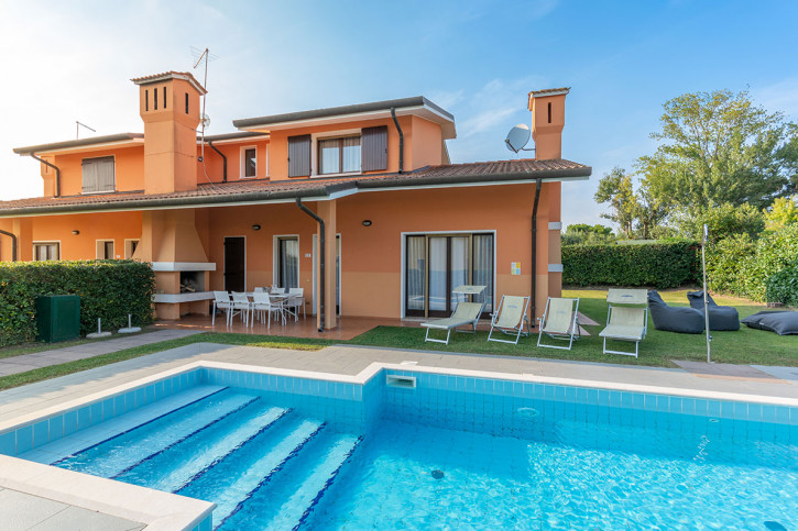 villa privata con piscina e giardino ad Albarella