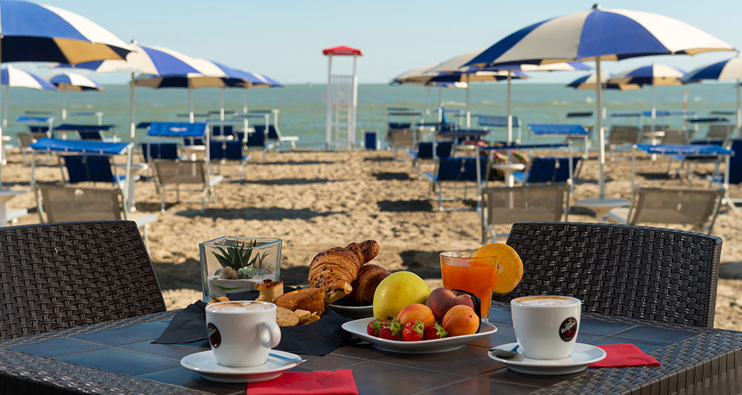colazione con caffè frutta e brioche sulla spiaggia a capo nord