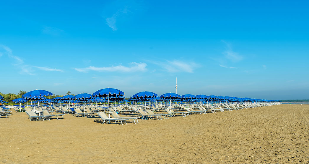 lettini e ombrelloni sulla spiaggia del centro sportivo di Albarella