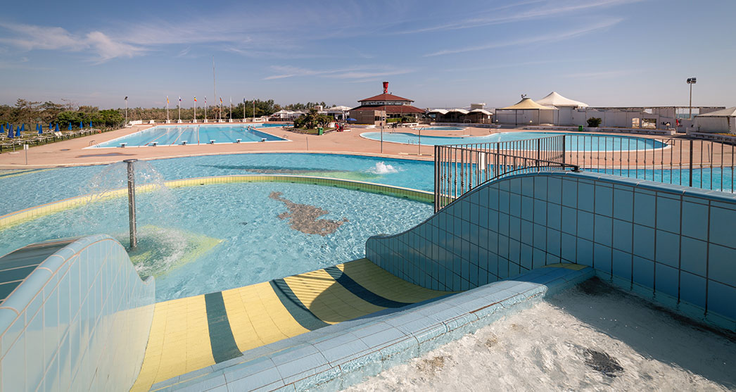 veduta delle piscine al parco piscine di Albarella