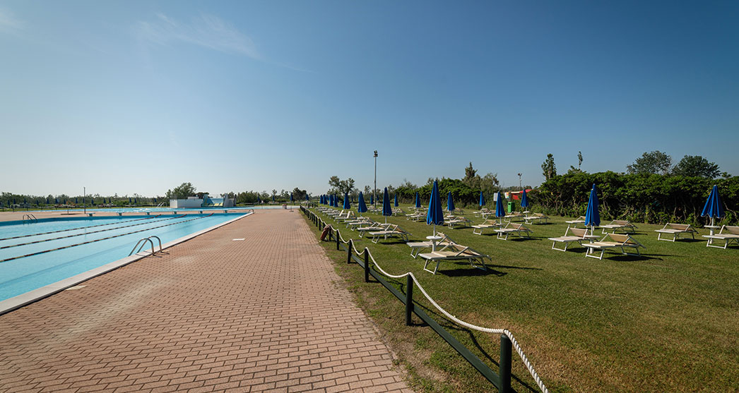 sdrai e ombrelloni chiusi al parco piscine di Albarella