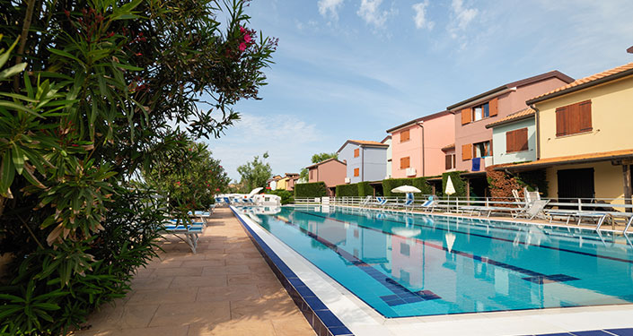 residence con piscina albarella