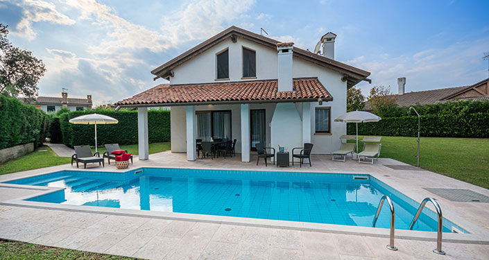 villas with pool