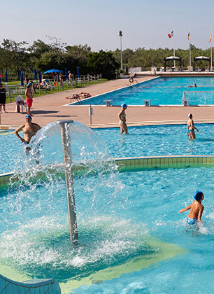 bambini nel parco piscine di Albarella Splash