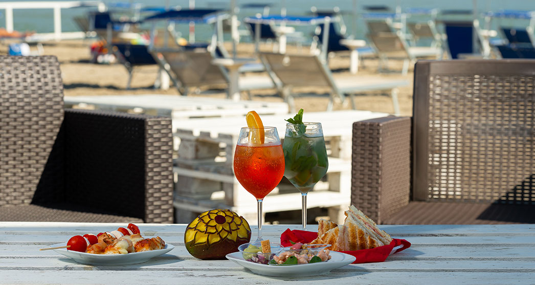 aperitivo colorato e stuzzichini sulla spiaggia a capo nord