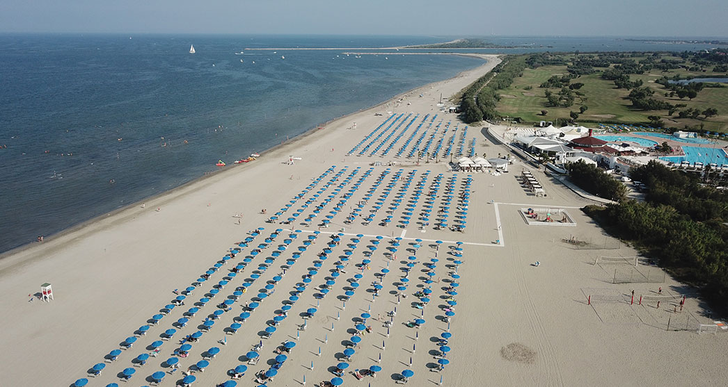 veduta aerea della spiaggia del centro sportivo di Albarella