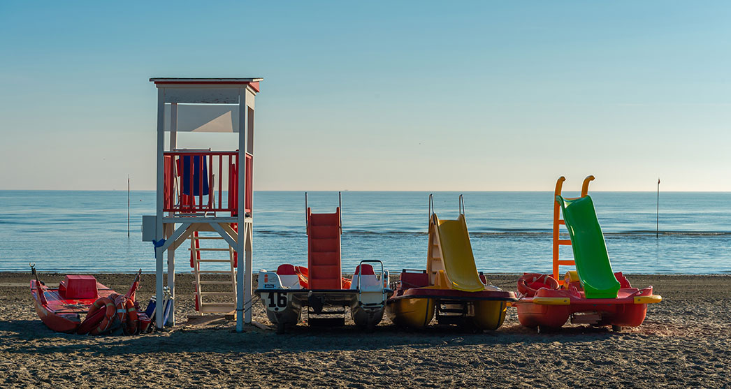 la torretta del bagnino di salvataggio sulla spiaggia del centro sportivo