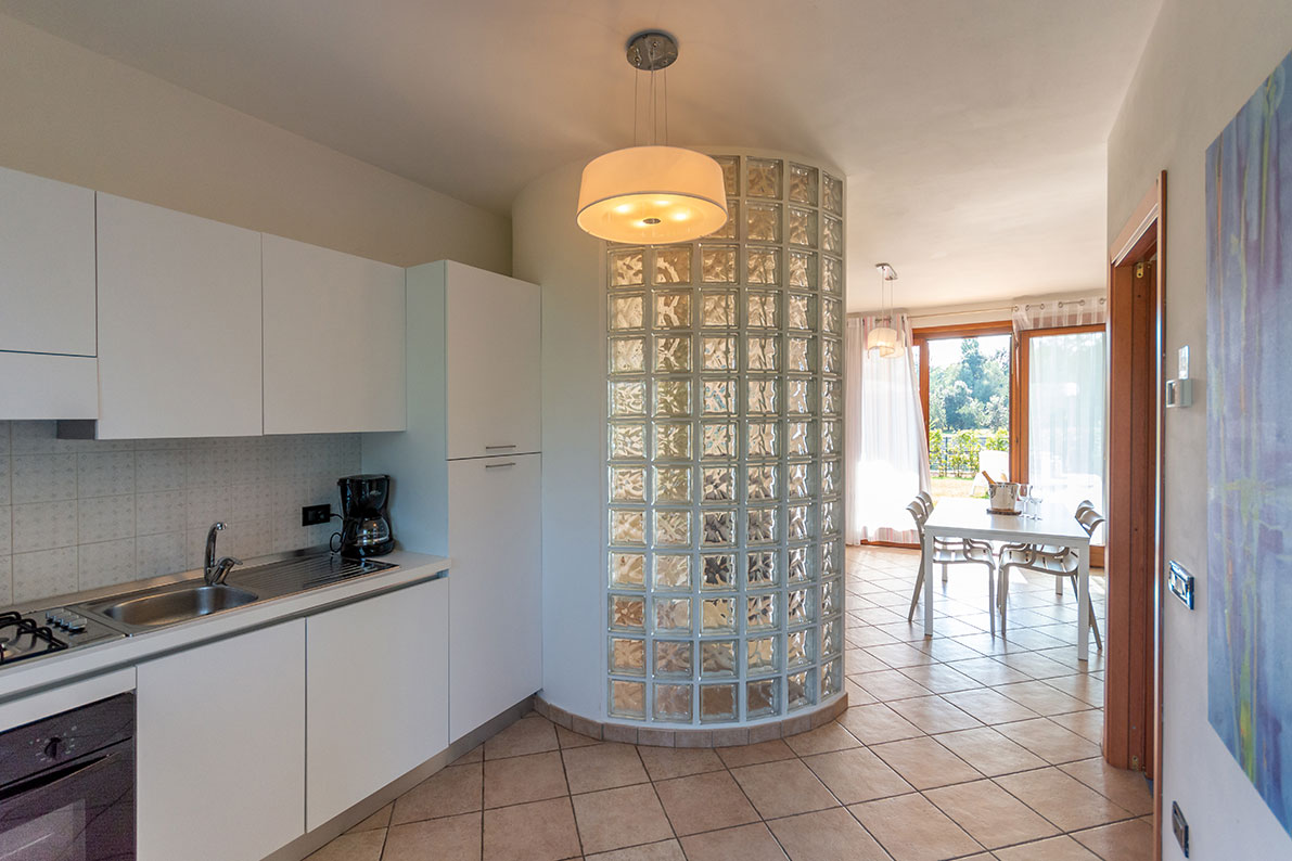 cucina arredata moderna al residence diamante