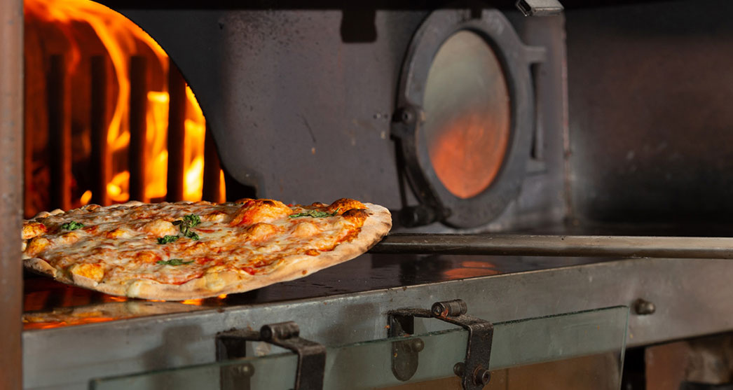 una pizza margherita appena cotta