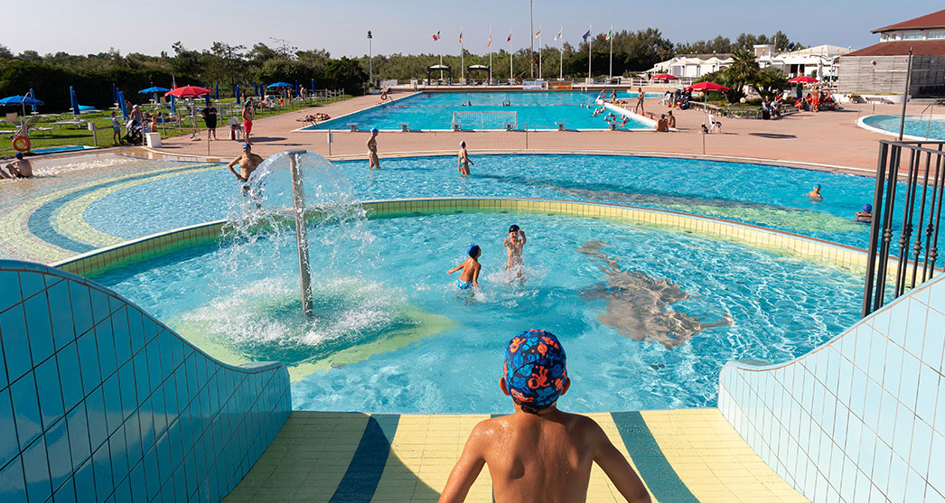 bambini che giocano in acqua al parco piscine di Albarella