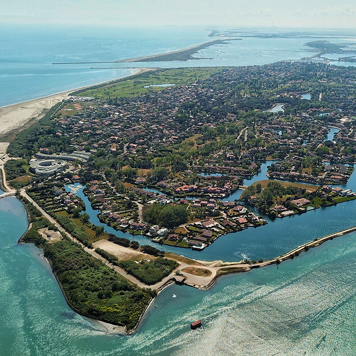 veduta dall'alto dell'isola di Albarella in mezzo al mare