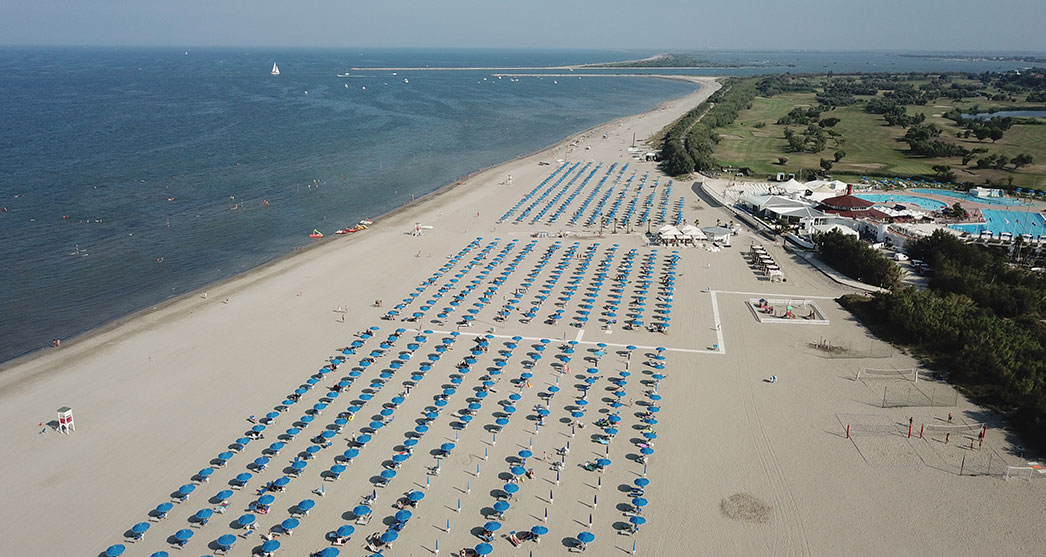 vista aerea del mare e della spiaggia di Albarella