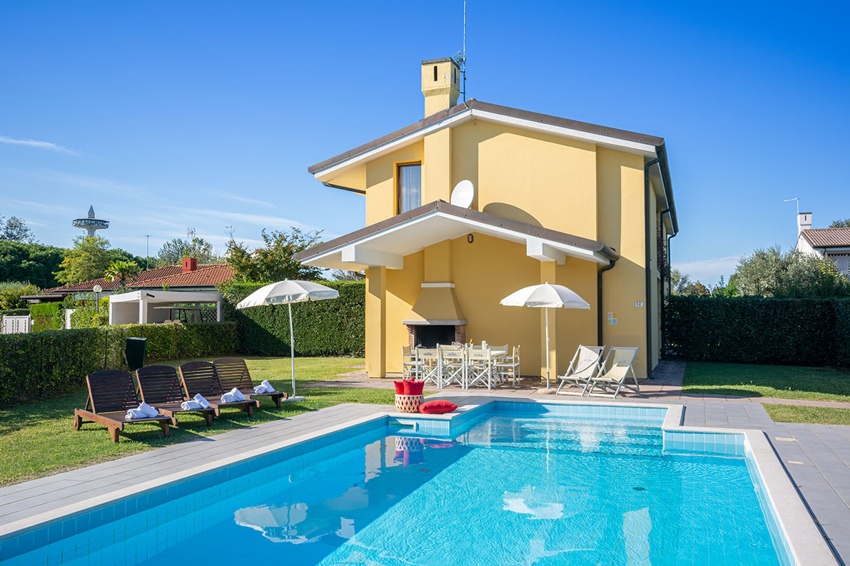 villa con giardino e piscina ad Albarella