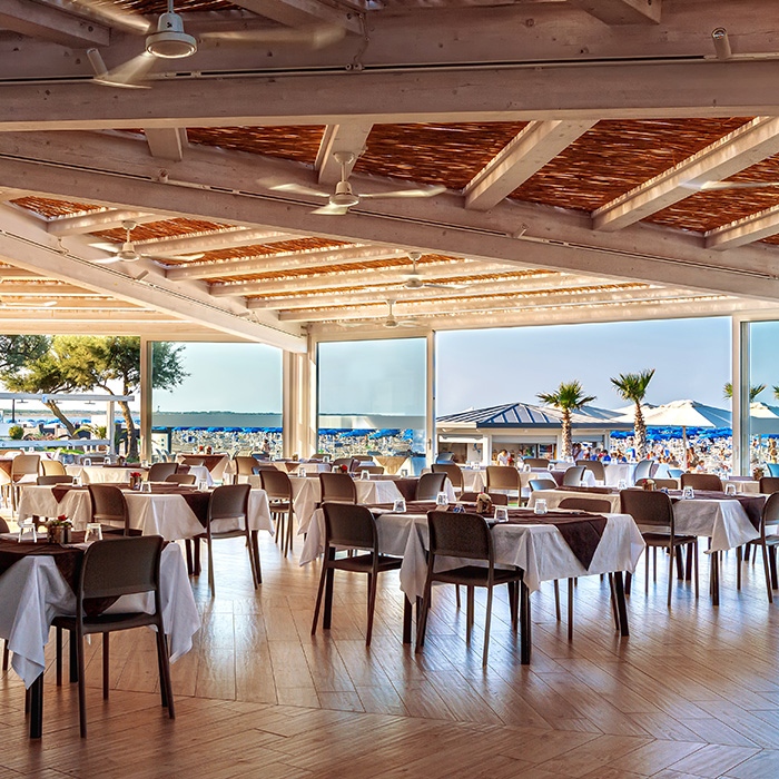 tavoli imbanditi per pranzo al ristorante del Centro Sportivo di Albarella