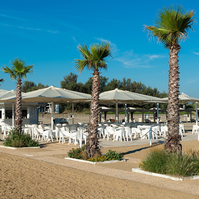 visuale sul bar chiringuito nella spiaggia di albarella