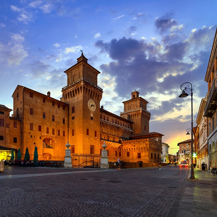 visuale al tramonto sulla piazza del centro storico di Ferrara