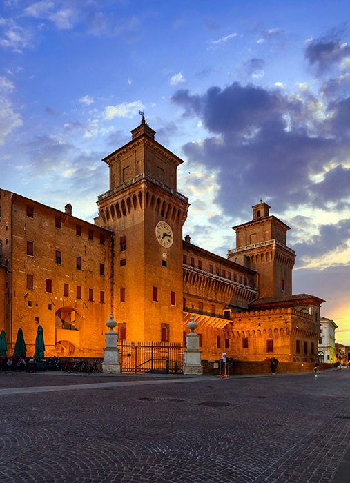visuale al tramonto sulla piazza del centro storico di Ferrara