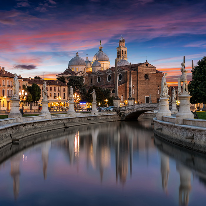 visuale al tramonto sulla piazza del centro storico di Ferrara