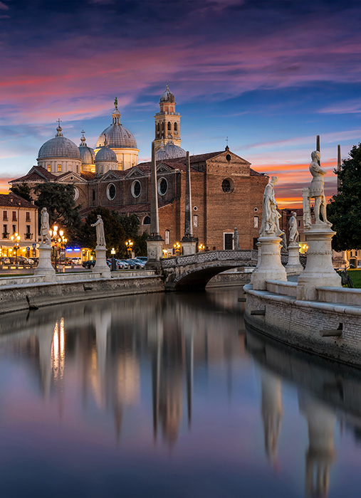 visuale al tramonto sulla piazza del centro storico di Ferrara