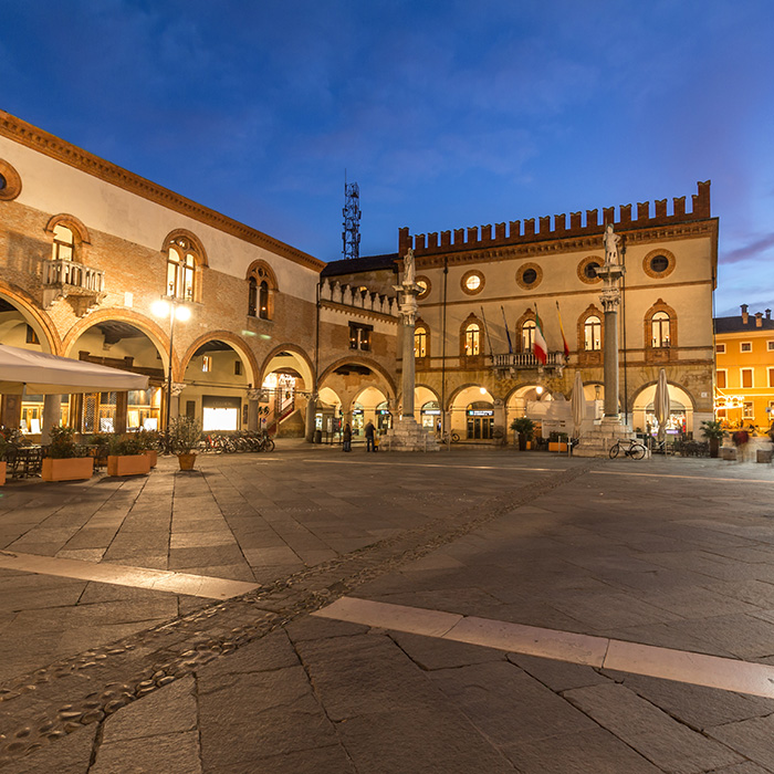 visuale sulla piazza del centro storico di Ravenna al tramonto