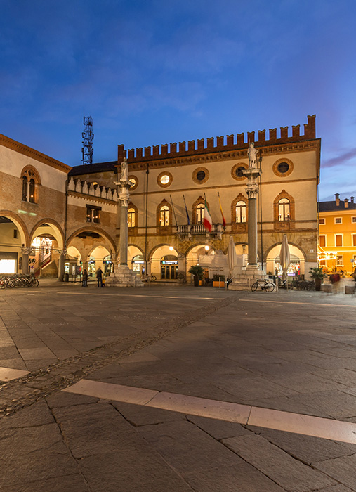 visuale sulla piazza del centro storico di Ravenna al tramonto