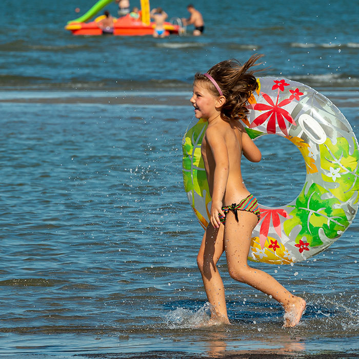 bambina nel mare di albarella