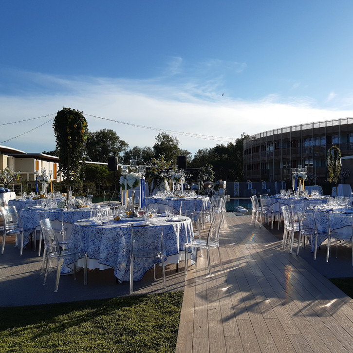 banchetto aziendale sulla piscina del giardino dell'Hotel Capo Nord