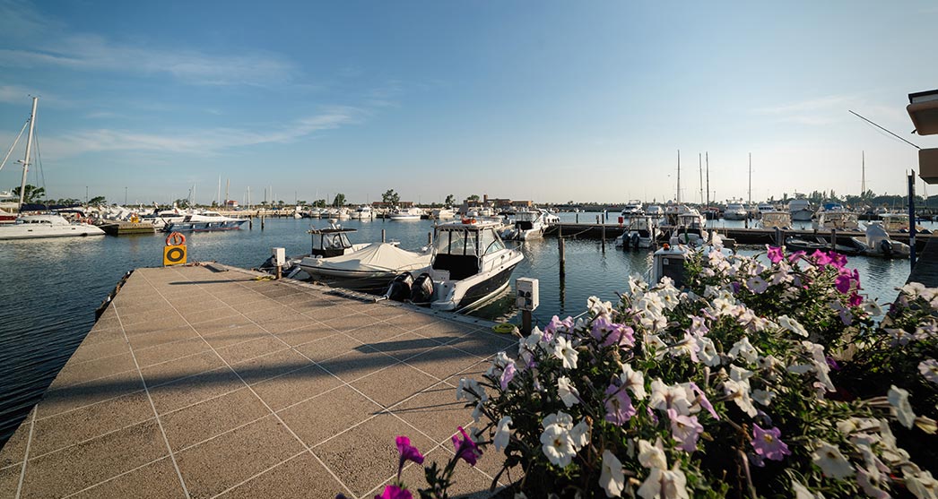 vista del porto di Albarella dal molo con fiori