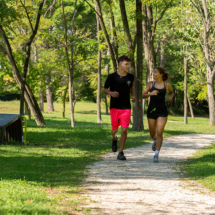 allenamento fitness di ragazzi su parco di Albarella