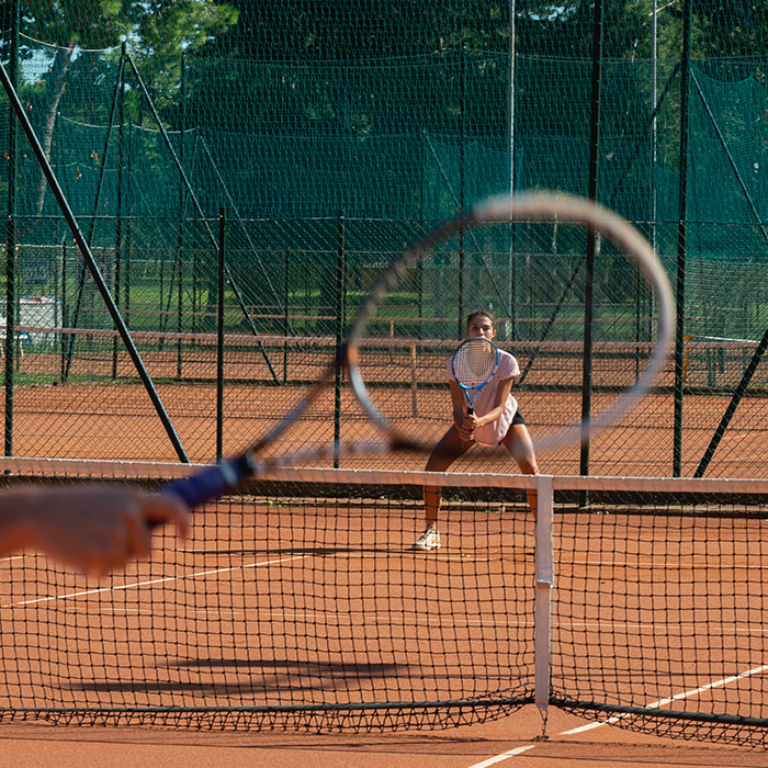 partita di tennis in campo con terra rossa