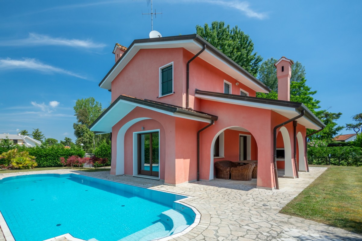 Foto di villa con piscina ad Albarella