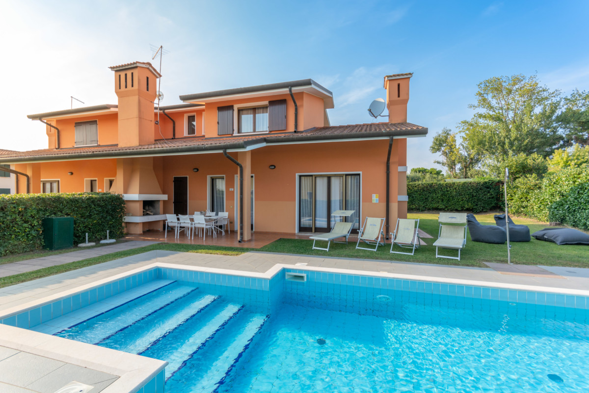 Foto di piscina di una bifamiliare ad Albarella